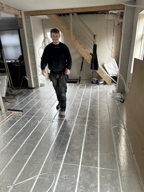 Her er en VVS-installatør i gang med at arbejde
